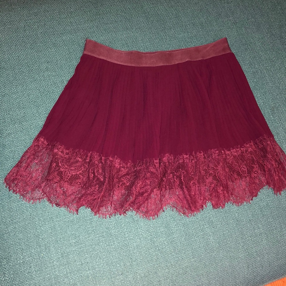 Maroon pleated lace hem mini skirt